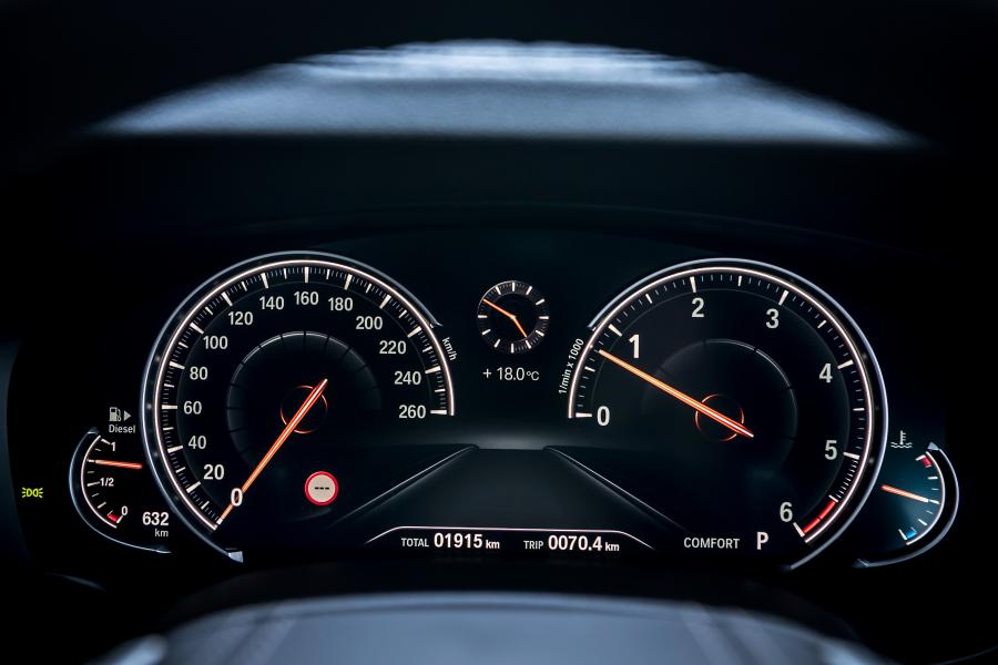 Панель приборов BMW 530d xDrive Sedan Luxury Line 2017 года  (WW) (фото 2 из 61)
